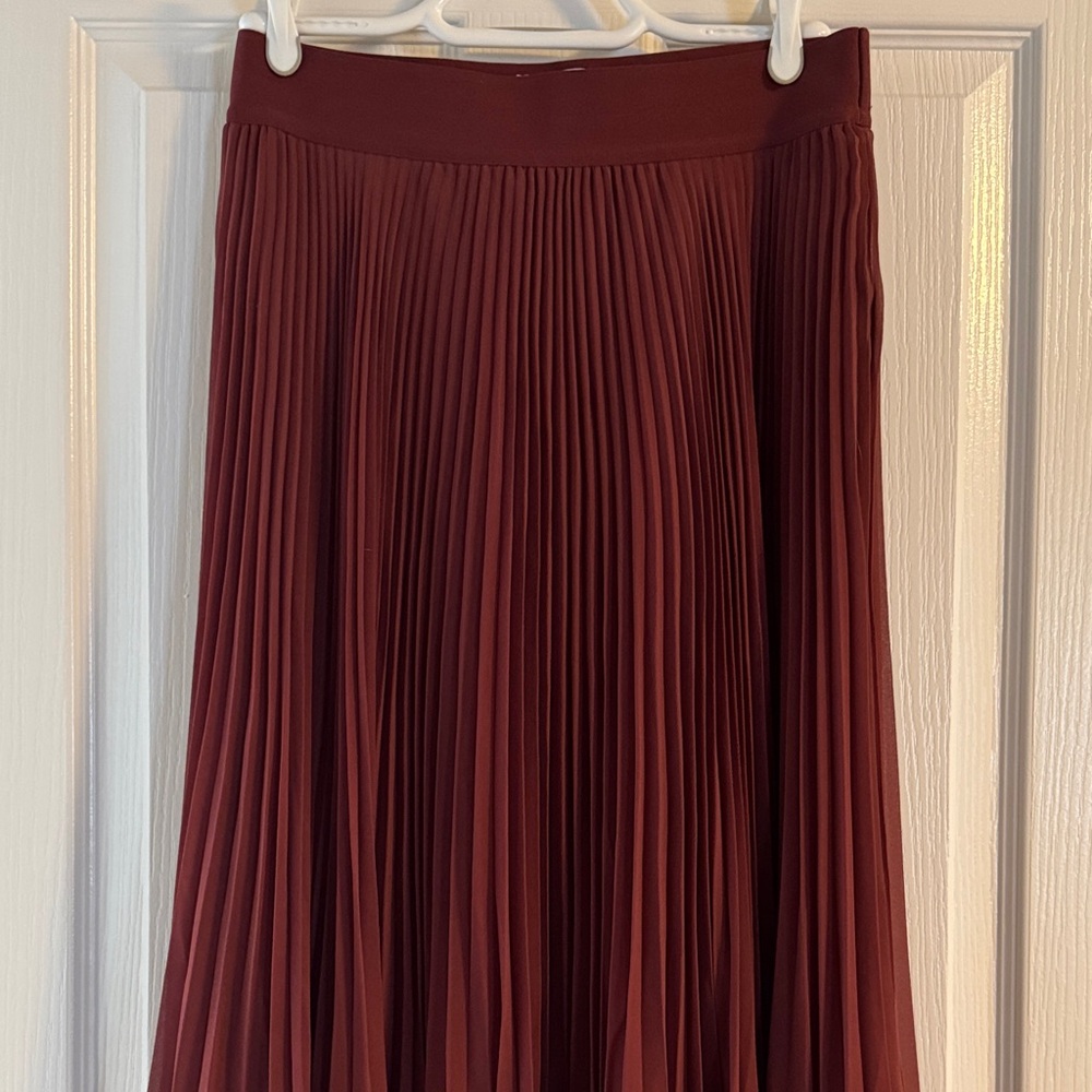 Wilfred Twirl Pleated Skirt in burgundy